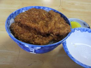 安田屋のわらじカツ丼